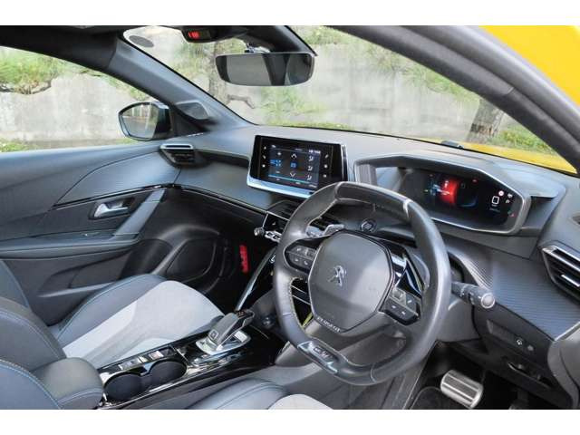 使用感の無い綺麗な内装です