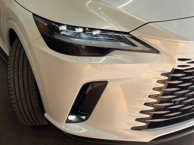 【三眼LEDヘッドライト】スタイリッシュな見た目の三眼LEDヘッドライトを装備♪スタイルだけでなく、夜間の走行も視界良好で安心してお乗りいただけます。