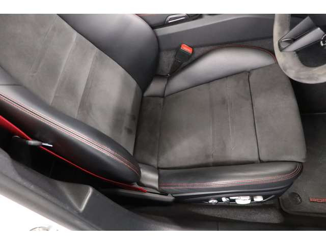 GTS専用の上質なレザーとアルカンターラが室内を包み、スポーティさと高級感が調和した洗練された空間に仕上がっています。