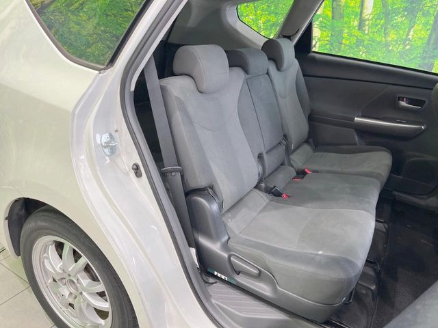 後部座席も気になるようなキズ・汚れやへたり等、大きなダメージはなく、良好な状態です。