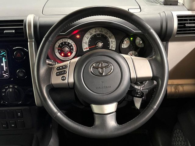 �C���e���A�ɍ��킹���f�U�C���̃X�e�A�����O�́A�^�]�������̂��Ƃ��l���A�^�]���₷���`��A�傫���ł��B�����x�A���ۂɐG���Ă��m���߂��������B