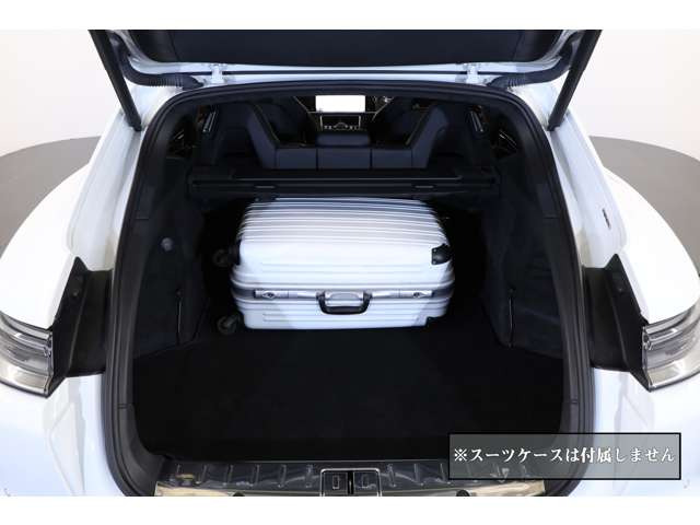 (撮影用スーツケースサイズ:62×42×26cm容量63L)