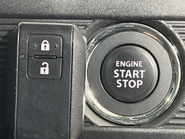 【キーレススタートシステム】カバンやポケットに入れたままでもドアの施錠・解錠が可能なスマートキーを装備。エンジンのオン・オフ時もカギを取り出す必要が無いからとっても便利です♪
