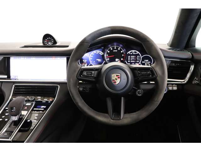 室内は高級素材を使用し、スポーツモデルでありながら快適で上質なドライブ空間を提供します。