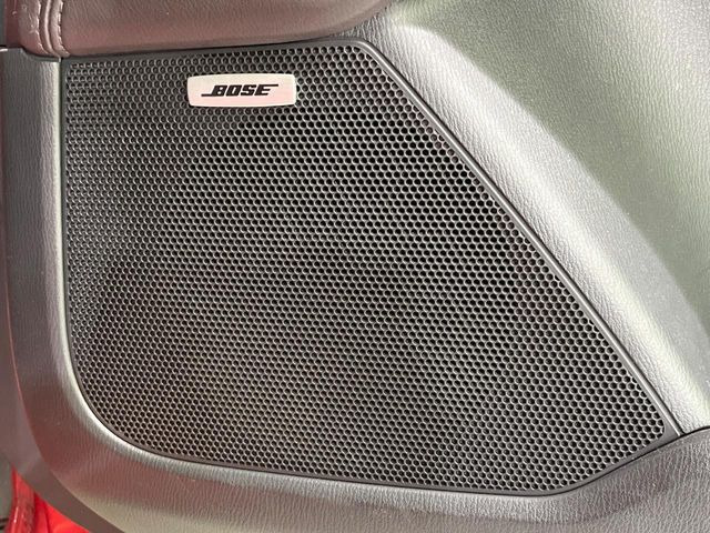 【BOSEサウンドシステム】メーカーオプションの高品位サウンドシステムを搭載。専用のチューニングが施された大小様々なスピーカーから良質なサウンドが奏でられ、臨場感あふれる音響空間を演出します。