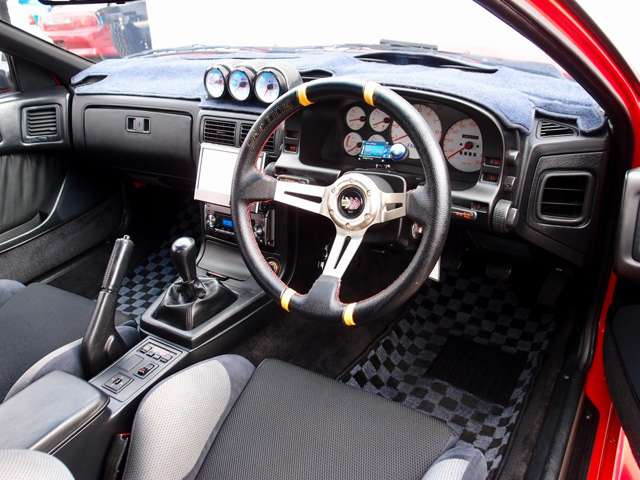 �������Y��Ƀ��[���N���[�j���O�ς݂ƂȂ�܂��B���΂��̌��ȏL����F���܂̏L����������܂���B����]�ɉ�����RECARO���Ȃǂ̃X�|�[�c�V�[�g�ɕύX���\�ł��B���C�y�ɂ����k�������܂�