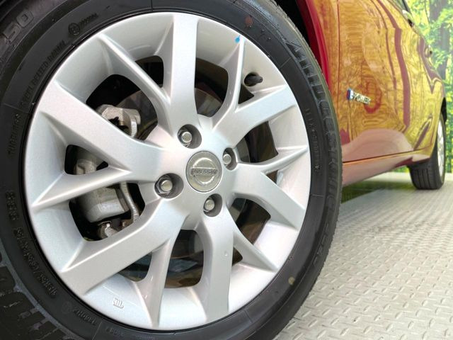 【純正15インチアルミホイール】外観にマッチした純正アルミホイールを装着しております。各種社外アルミホイールや、スタッドレスタイヤも取扱いしております。是非ご相談ください♪
