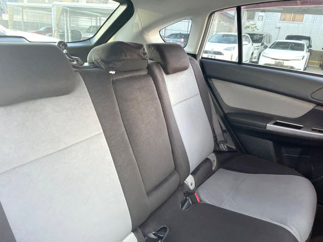 後部座席も気になるようなキズ・汚れやへたり等、大きなダメージはなく、良好な状態です。