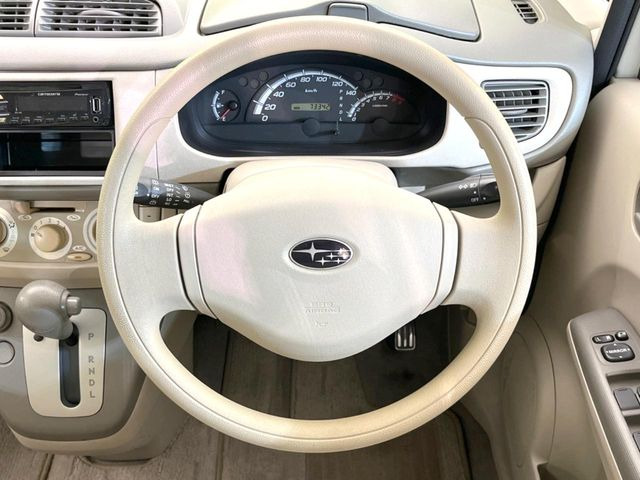 �C���e���A�ɍ��킹���f�U�C���̃X�e�A�����O�́A�^�]�������̂��Ƃ��l���A�^�]���₷���`��A�傫���ł��B�����x�A���ۂɐG���Ă��m���߂��������B