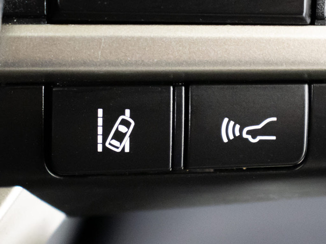 衝突回避支援型プリクラッシュセーフティシステム 前方に出現した障害物に対し警報を発し、ドライバーに警告。同時にブレーキアシストにより衝突回避と速度を軽減します。