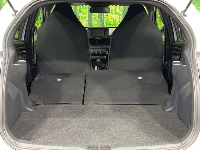 ���i�̂���������ʋ΁A���}���ɏ\���ȉ׎��X�y�[�X���m�ۂ��Ă���܂��B�Z�J���h�V�[�g��|���ƁA�傫�ȉו��̐ύڂ��\�ł���