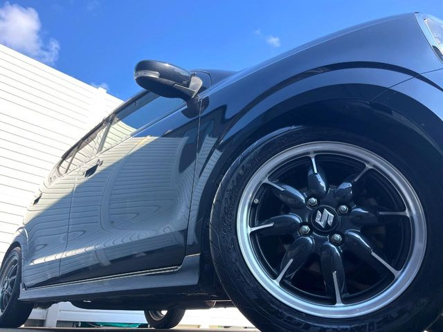 �y�����A���~�z�C�[���z�O�ςɃ}�b�`���������A���~�z�C�[���𑕒����Ă���܂��B�e��ЊO�A���~�z�C�[����A�X�^�b�h���X�^�C�����戵�����Ă���܂��B���񂲑��k����������