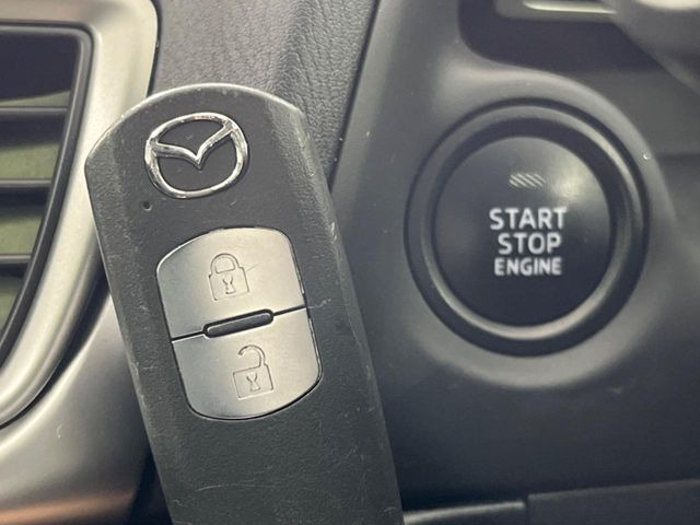 【アドバンストキー】カバンやポケットに入れたままでもドアの施錠・解錠が可能なスマートキーを装備。エンジンのオン・オフ時もカギを取り出す必要が無いからとっても便利です♪