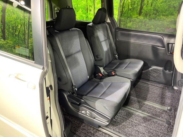 後部座席も気になるようなキズ・汚れやへたり等、大きなダメージはなく、良好な状態です。