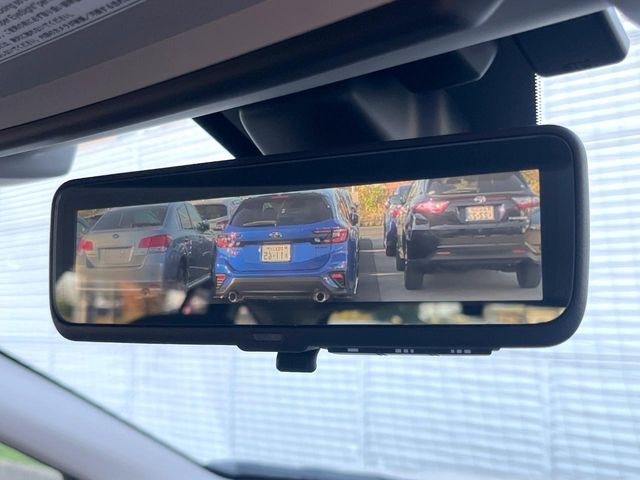 【スマートリヤビューミラー】後席の大きな荷物や同乗者で後方が確認しづらい時でも安心!カメラが撮影した車両後方の映像をルームミラー内に表示。クリアな視界で状況の確認が可能です!