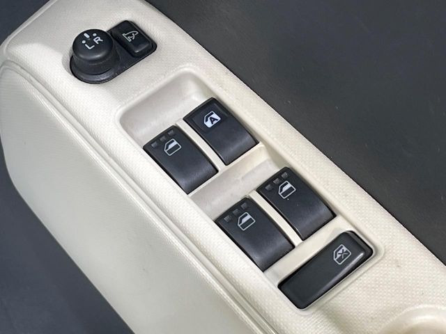 �y�d���i�[�~���[�z�T�C�h�~���[�͓d���i�[���ƂȂ��Ă���A�������ԏ�ł��L�Y�������X�N��}�����܂��B