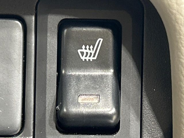 【シートヒーター】寒い日に重宝するシートヒーター!エアコンより早く温まってくれるので寒がりの人も安心ですね♪エアコンの温風は乾燥するから苦手、という方にもをおすすめです。