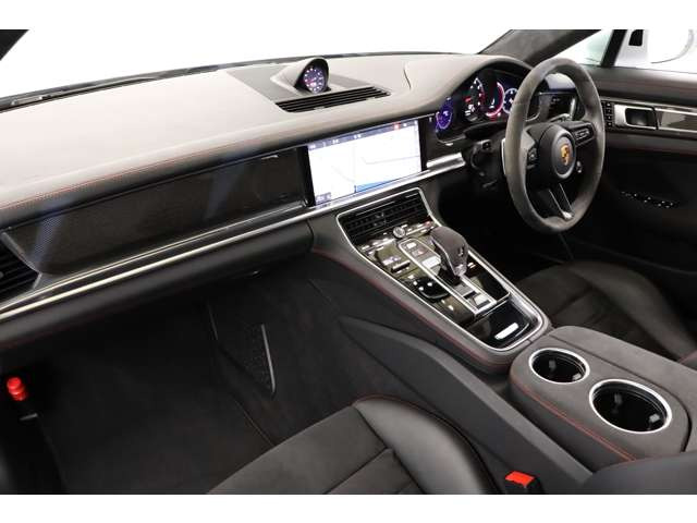 カーボンインテリアパッケージがオプション装備されており、より車内が引き締まった印象です。