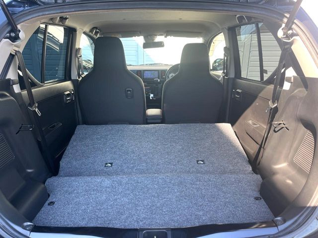 ���i�̂���������ʋ΁A���}���ɏ\���ȉ׎��X�y�[�X���m�ۂ��Ă���܂��B�Z�J���h�V�[�g��|���ƁA�傫�ȉו��̐ύڂ��\�ł���