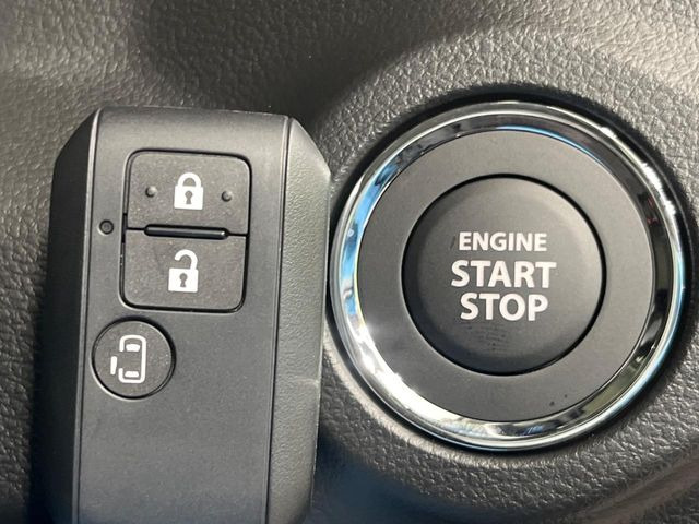 【キーレススタートシステム】カバンやポケットに入れたままでもドアの施錠・解錠が可能なスマートキーを装備。エンジンのオン・オフ時もカギを取り出す必要が無いからとっても便利です♪