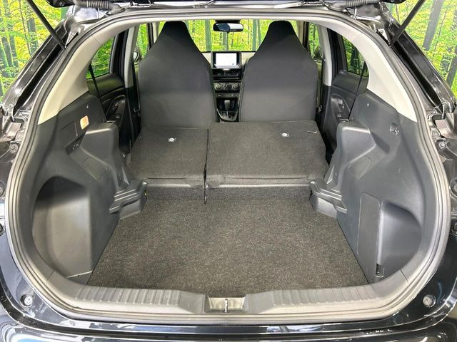 ���i�̂���������ʋ΁A���}���ɏ\���ȉ׎��X�y�[�X���m�ۂ��Ă���܂��B�Z�J���h�V�[�g��|���ƁA�傫�ȉו��̐ύڂ��\�ł���