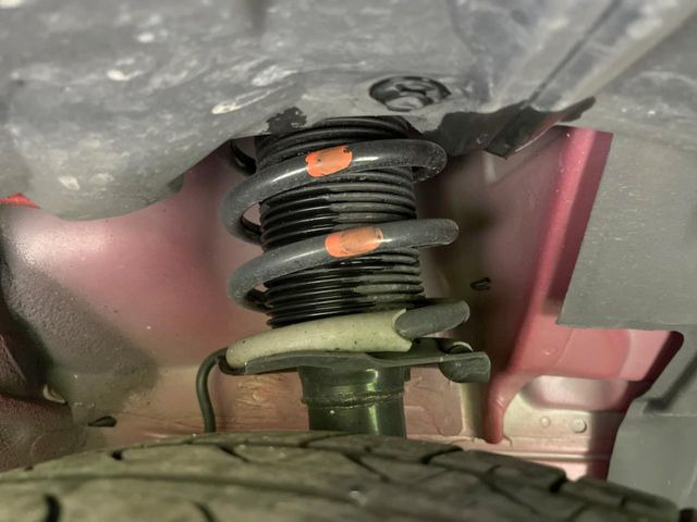 お車を安心してお乗りいただく為には、足回りの定期点検が欠かせません。サービスサポート(有償保証)では無料点検もご提供しており、安心のカーライフをお過ごしいただけるサポート体制が整っています。