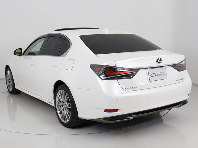 個性的なリアビューで御座います。精悍な佇まいは高級車ならではです。