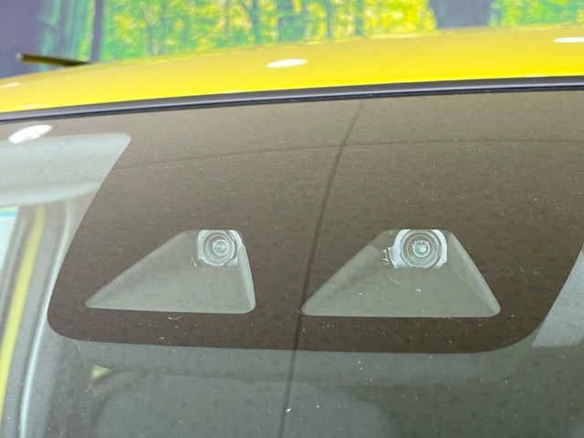 【スマートアシスト】走行中に前方の車両等を認識し、衝突しそうな時は警報とブレーキで衝突回避と被害軽減をアシスト。より安全にドライブをお楽しみいただけます。