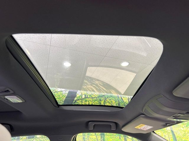 【サンルーフ】開放感たっぷりの希少装備、サンルーフが装着されています!車内に明かりを取り入れたり景色を楽しむ以外にも、車内の空気も簡単に換気できて快適です!