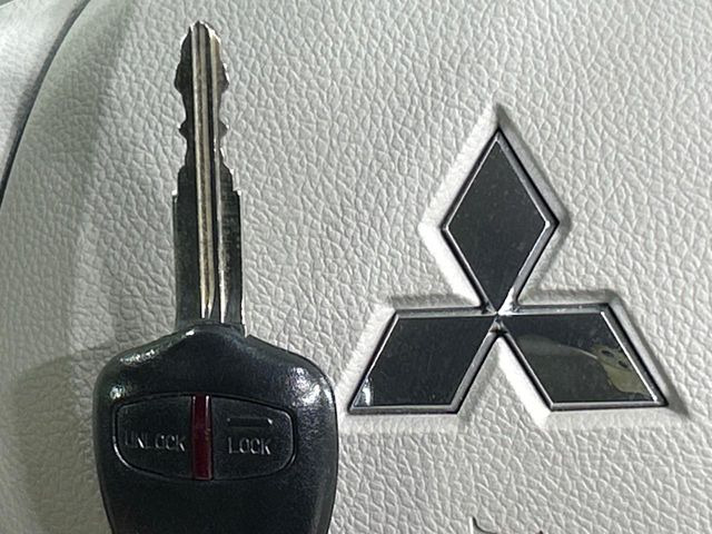 【キーレス】少し離れた場所からでもボタン一つでドアの開錠・施錠ができるのでとっても便利!ドアの鍵穴周りに傷をつけることもありません♪