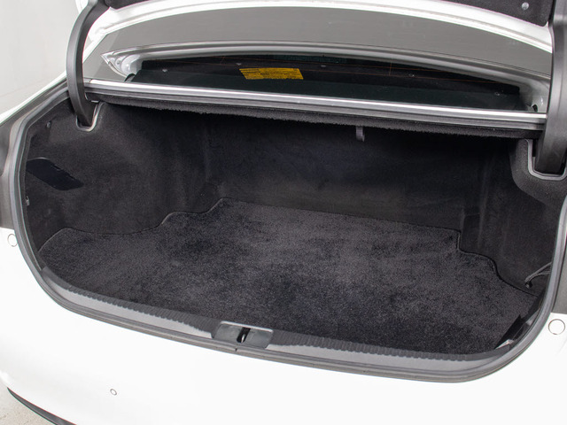 トランクが狭いと思っておりませんか?実際は大容量トランクです!旅行等の長距離ドライブも快適です!また、屋根付きスペースを完備しておりますので、夜間でも、雨でも雪の日だってゆっくりご覧頂けます。