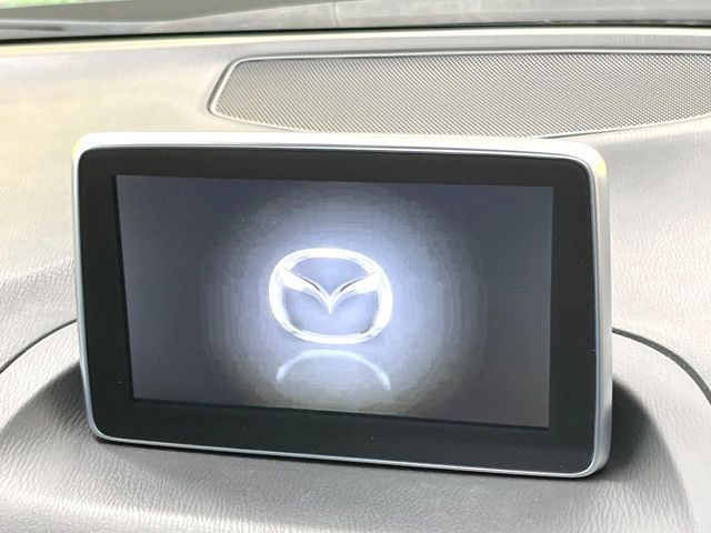【マツダコネクトナビ】車内の雰囲気にマッチした一体型タイプのナビ。各種車輌設定やBluetooth再生等、様々な機能が楽しめます。直感的なダイヤル操作が可能で、使い勝手も良好です。