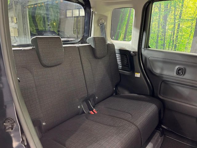 後部座席も気になるようなキズ・汚れやへたり等、大きなダメージはなく、良好な状態です。