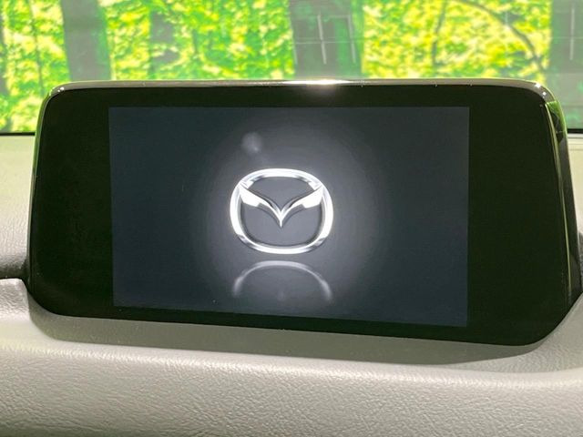 【8インチマツダコネクト】車内の雰囲気にマッチした大型のディスプレイ。スマホ接続でのナビ使用やBluetooth再生等、様々な機能が楽しめます。直感的なダイヤル操作が可能で、使い勝手も良好です。