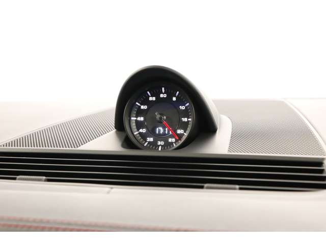 ポルシェでは、必須装備となるスポーツクロノが標準装備となります。