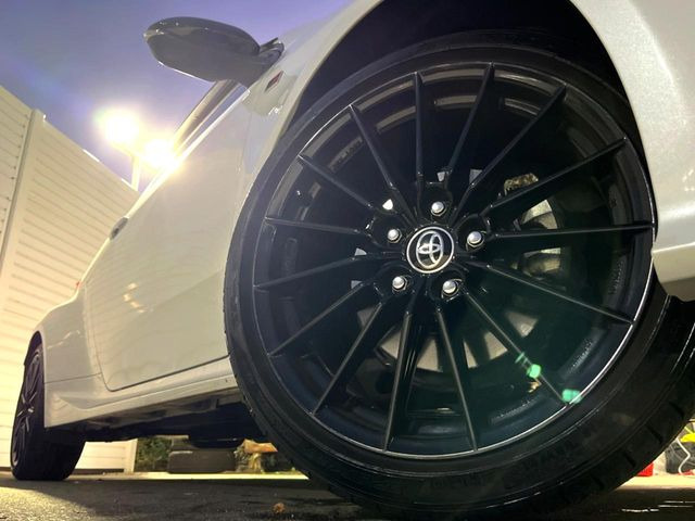 �y����18�C���`�A���~�z�C�[���z�O�ςɃ}�b�`���������A���~�z�C�[���𑕒����Ă���܂��B�e��ЊO�A���~�z�C�[����A�X�^�b�h���X�^�C�����戵�����Ă���܂��B���񂲑��k��������