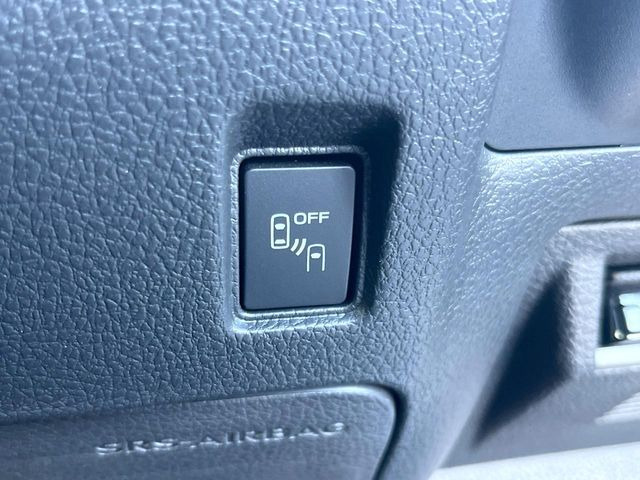 【リヤビークルディティクション】走行中、ドアミラーの死角になりやすい箇所に後続車が接近するとサイドミラー付近に警告を表示、ドライバーに注意喚起と、万一の際はハンドル操作をアシストをします。