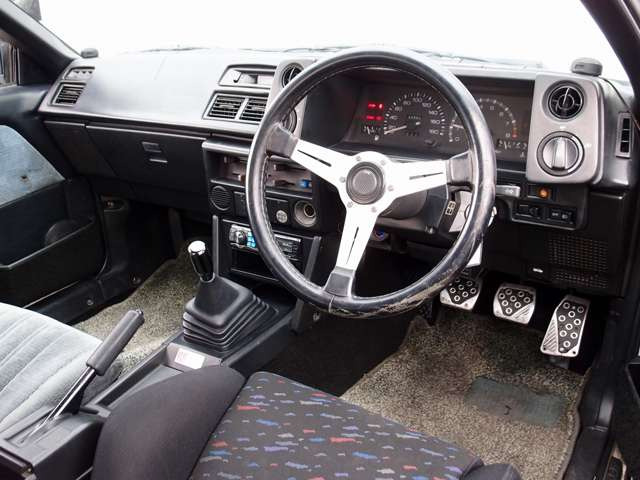 �������Y��Ƀ��[���N���[�j���O�ς݂ƂȂ�܂��B���΂��̌��ȏL����F���܂̏L����������܂���B����]�ɉ�����RECARO���Ȃǂ̃X�|�[�c�V�[�g�ɕύX���\�ł��B���C�y�ɂ����k�������܂�