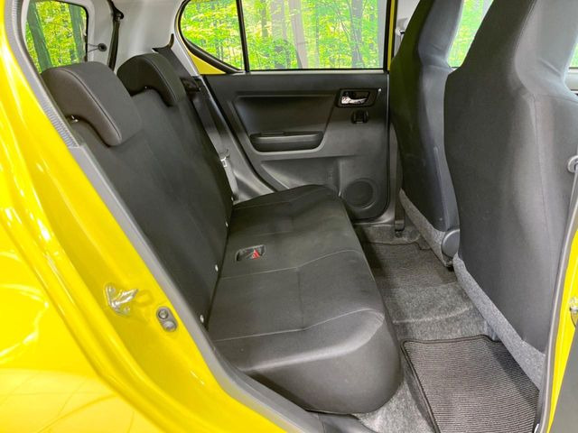 後部座席も気になるようなキズ・汚れやへたり等、大きなダメージはなく、良好な状態です。