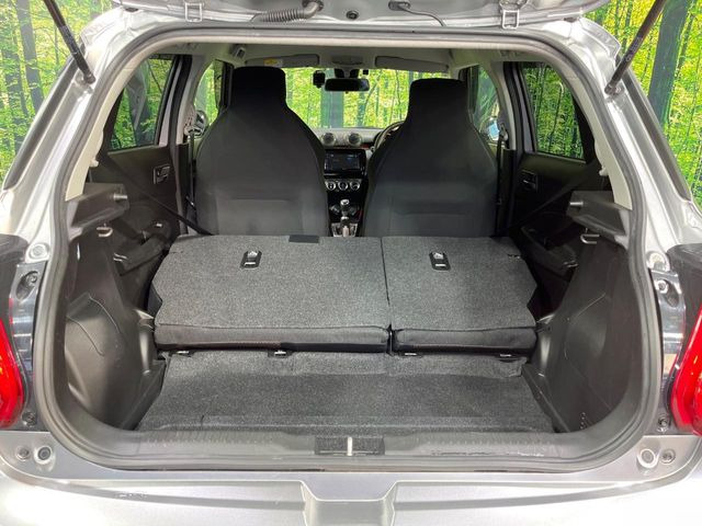 ���i�̂���������ʋ΁A���}���ɏ\���ȉ׎��X�y�[�X���m�ۂ��Ă���܂��B�Z�J���h�V�[�g��|���ƁA�傫�ȉו��̐ύڂ��\�ł���