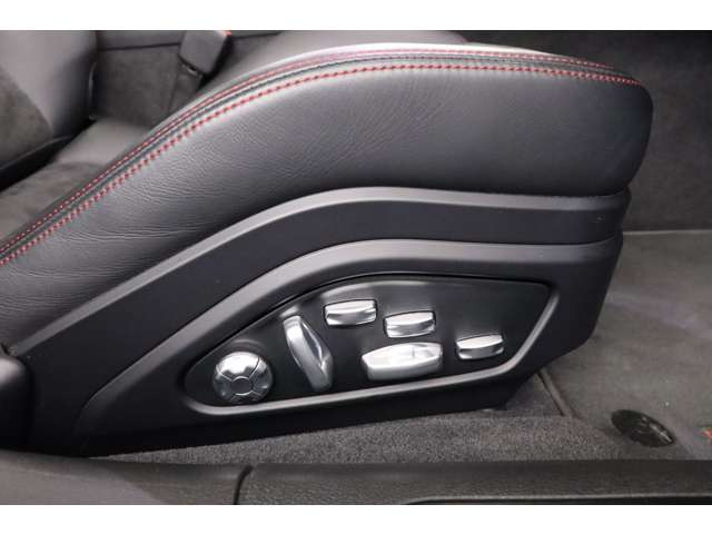 体格に合わせて細部まで調整できる18Wayシートが、ドライバーをしっかり支え、快適で安定したドライビングを実現します。