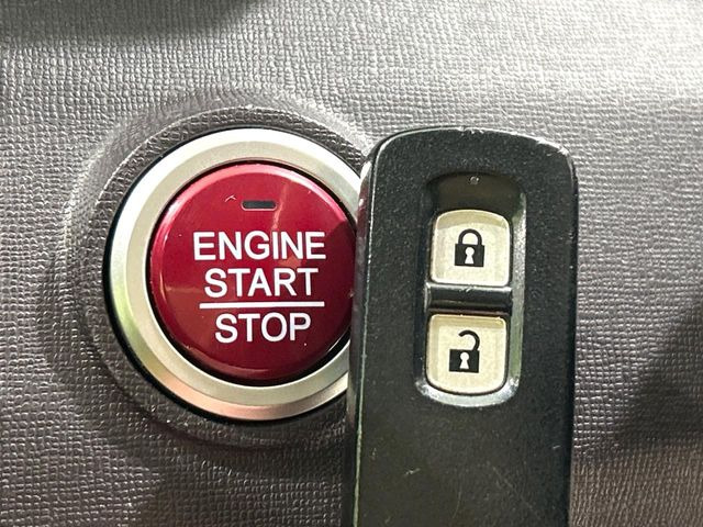 �yHonda�X�}�[�g�L�[�z�J�o����|�P�b�g�ɓ��ꂽ�܂܂ł��h�A�̎{���E�������\�ȃX�}�[�g�L�[�𑕔��B�G���W���̃I���E�I�t�����J�M�����o���K�v����������Ƃ��Ă��֗��ł���