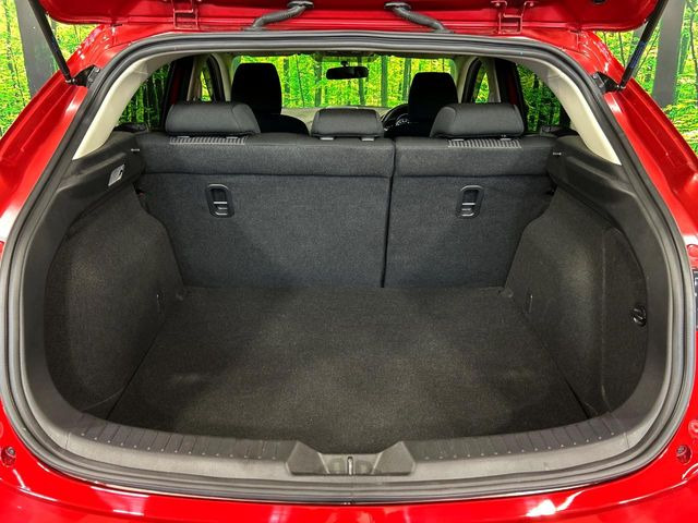 ���i�̂���������ʋ΁A���}���ɏ\���ȉ׎��X�y�[�X���m�ۂ��Ă���܂��B�Z�J���h�V�[�g��|���ƁA�傫�ȉו��̐ύڂ��\�ł���