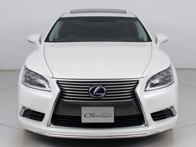 禁煙車です!室内は嫌なニオイも無く、すごく綺麗な状態です!禁煙車・・特にセダンタイプのお車では少ないですよね!!タバコのニオイが苦手なお客様必見です!快適にご乗車頂けます!!