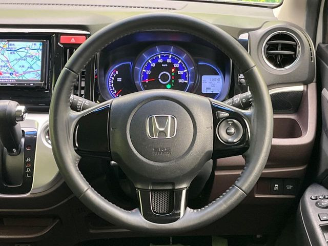 �C���e���A�ɍ��킹���f�U�C���̃X�e�A�����O�́A�^�]�������̂��Ƃ��l���A�^�]���₷���`��A�傫���ł��B�����x�A���ۂɐG���Ă��m���߂��������B