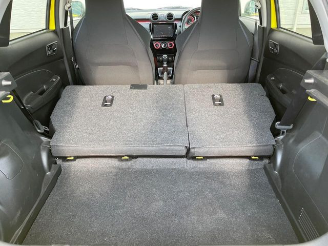 ���i�̂���������ʋ΁A���}���ɏ\���ȉ׎��X�y�[�X���m�ۂ��Ă���܂��B�Z�J���h�V�[�g��|���ƁA�傫�ȉו��̐ύڂ��\�ł���