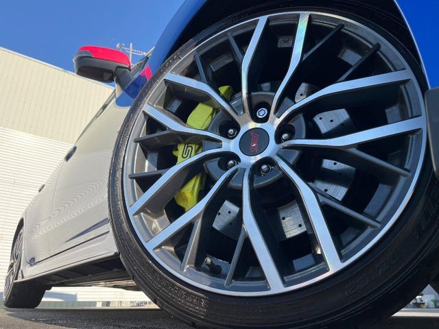 �y�O���[�h��p����19�C���`�A���~�z�C�[���z�f�U�C�����̍��������A���~�z�C�[���𑕒����Ă���܂��B�e��ЊO�A���~�z�C�[����A�X�^�b�h���X�^�C�����戵�����Ă���܂��B���񂲑��k����������