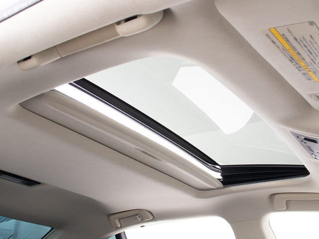 人気装備のサンルーフが付いています!上下チルトに前後スライド機能が付いていますので、様々なドライブシーンで活躍してくれます!!開放感ある車内空間は気持ちがいいですよ!是非体感してみて下さい!