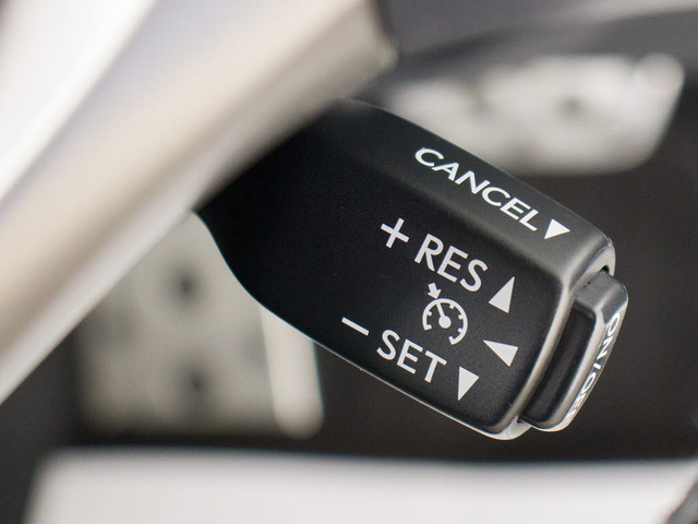 【オートクルーズコントロール】搭載。アクセル操作なしでも車が自動でスピードを保ってくれる機能です長距離の高速は楽々です