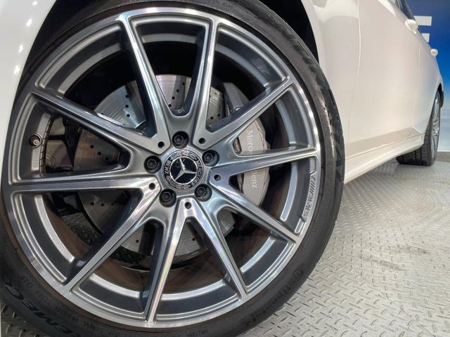 ●純正20インチアルミホイール:輸入車ならではの卓越した走りを支えるホイールと足回りです!日本車の走りに慣れている方にもぜひ体感して頂きたいほど、高いレベルでまとまっていま